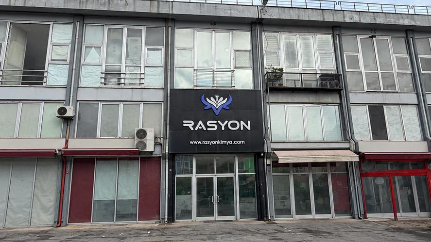 Rasyon Kimya tabelası ve ana girişinin g&ouml;r&uuml;nd&uuml;ğ&uuml; dış cephe